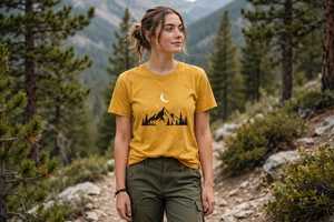เสื้อยืดผู้หญิงลายกราฟิกต้นสน ดวงจันทร์ ดวงดาว สีมัสตาร์ด สำหรับกิจกรรมกลางแจ้ง เดินป่า ตั้งแคมป์ ผ้าฝ้าย OEM สไตล์ฤดูร้อน ขายส่ง - Product Image 3