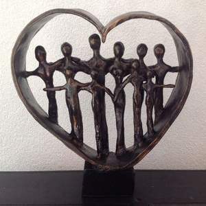 Escultura moderna de aluminio fundido que expresa movimiento fluido, proporciones pensadas y el espíritu de la innovación artística. - Product Image 3