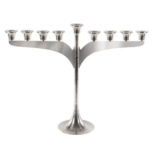 Menorá de Nueve Ramas Plateada con Textura Martillada, Candelabro Moderno Judío para Hanukkah, Diseño Escultural - Product Image 6