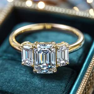 Anillo de Compromiso con Tres Piedras de Moissanita Corte Esmeralda, Plata de Ley 925, Chapado en Oro, Anillo de Novia para Mujer - Product Image 1