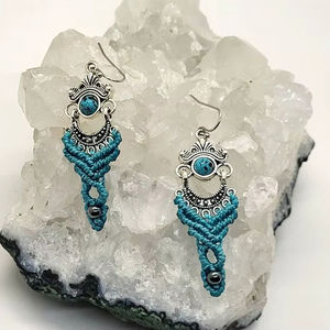 Boucles d'oreilles pendantes en macramé turquoise faites à la main, style bohème tribal, avec pierres bleues, bijoux artisanaux, cadeau pour elle - Product Image 1