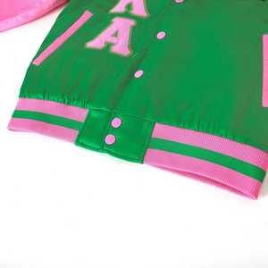 แจ็คเก็ตบอมเบอร์ผ้าซาตินสีเขียว AKA สำหรับผู้หญิง ปักลายตัวอักษรกรีก แขนเสื้อสีชมพู สไตล์วาร์ซิตี้ สตรีทแวร์ - Product Image 4