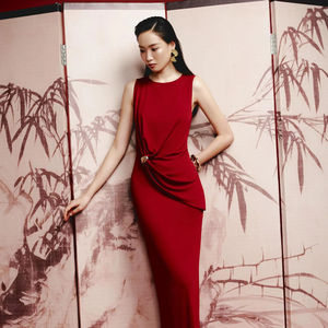 เดรสยาวทรงบอดี้คอนสีแดงแบรนด์เวียดนาม ตกแต่งกระดุมโลหะ พร้อมส่ง - Product Image 1