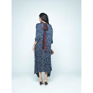 Vestido de corte asimétrico en modal con estampado Fluttergarden, diseñado con mangas ¾, parte inferior fluida y suave, y detalle de lazo en la espalda. - Product Image 2