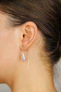 Boucles d'oreilles créoles irrégulières en perles baroques, minimalistes, longues, en perles d'eau douce, bijoux de mariée vintage, argent sterling 925 - Product Image 2