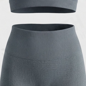 Ensemble deux pièces pour femme : haut de sport sans manches et legging long, avec logo personnalisé, pour la course à pied et le yoga. - Product Image 5