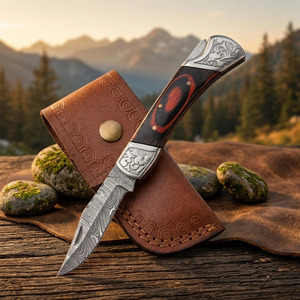 Cuchillo de bolsillo plegable EDC de acero de Damasco hecho a mano con bolster grabado y mango de madera Pakka, cuchillo para camping y actividades al aire libre con funda de cuero. - Product Image 5