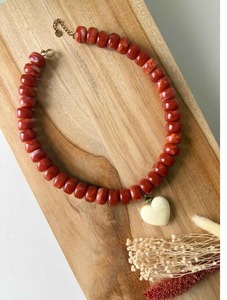 Collier en résine imperméable peint à la main, fabriqué en Inde, pour femmes, accessoire de mode tendance sur le thème de la nourriture et de l'amour, vente en gros - Product Image 3