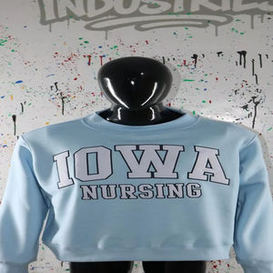 Sweat-shirt à col montant IOWA NURSING SKY BLUE 100% blanc avec broderie appliquée, col large, CLUSH SPORTS - Product Image 1