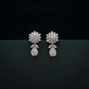 Pendientes de Diamante Solitario de Corte Brillante de Tres Puntas Alargadas, Cultivado en Laboratorio, Oro de Catorce Quilates, para Mujer - Product Image 2