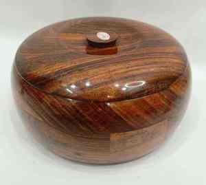 Casserole en bois de manguier artisanale de qualité supérieure, durable et écologique, avec couvercle en bois, extérieur émaillé, compatible four et lave-vaisselle, 20 cm - Product Image 1