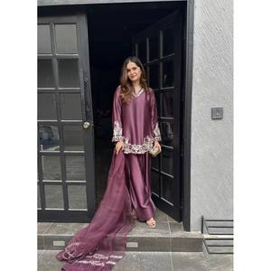 Ensemble Salwar Kameez Designer XL avec haut, bas et dupatta brodés en polyester avec des sequins - Product Image 4