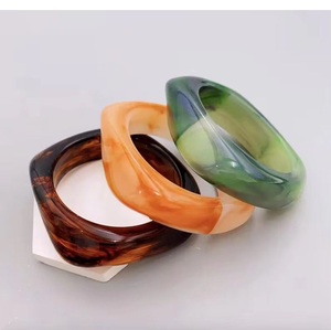 Conjunto de Brazaletes de Resina Pulida, Forma Ovalada, Multicolor, Joyería Duradera, Regalo Artesanal Natural - Product Image 4