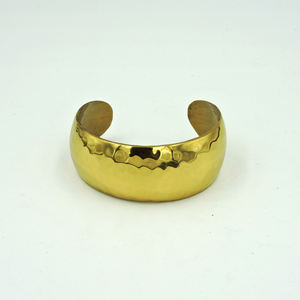 Bracelet manchette large et audacieux en laiton doré martelé - Bijou artisanal tendance pour femme, ajustable, style bohème, cadeau - Product Image 4