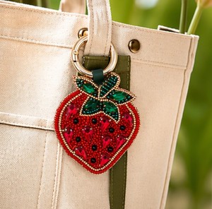 Rizir Fashion Porte-clés en verre plastique brodé fraise, breloque de sac faite main, accessoires mignons en peluche pour femmes et fêtes - Product Image 1