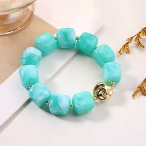 สร้อยข้อมือลูกปัดปรับได้สำหรับนักเรียน ดีไซน์ไม่ซ้ำใคร สร้อยข้อมือเรซิ่นรูปทรงไม่สม่ำเสมอ ของขวัญสำหรับผู้หญิง งานฝีมือเรซิ่น - Product Image 1