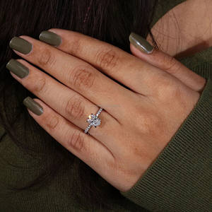 Anillo de compromiso de diamante cultivado en laboratorio de oro blanco de 10K, anillo de propuesta de boda de diamante de corte ovalado para mujer, estilo de conjunto de punta de garra y pavé - Product Image 4