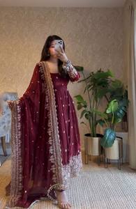 Ensemble de robe en georgette lourde de qualité supérieure pour femmes avec dupatta brodée de 4 mètres et style ethnique élégant - Product Image 2