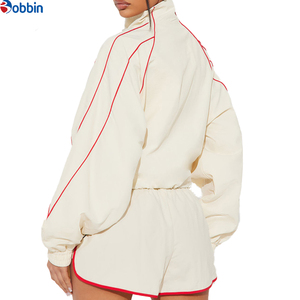 Conjunto Deportivo de 2 Piezas para Mujer, Estilo Hip Hop, Color Crema con Rayas Rojas, Corte Holgado, Manga Larga, Pantalones Cortos, Ropa Casual de Primavera/Verano - Product Image 1