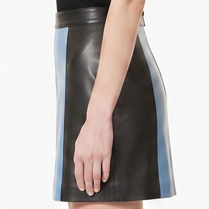 Jupe courte en similicuir pour femme, design droit bicolore, finition brillante, taille normale, style minimaliste, à porter toute l'année - Product Image 1