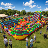 Parc d'obstacles gonflable géant commercial avec toboggan, jeux d'escalade, défis interactifs, aire de jeux d'aventure