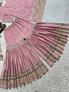 Robe de mariée traditionnelle indienne pakistanaise en soie rose brodée, longueur au sol, coupe classique, avec travail doré - Product Image 6