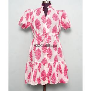เดรสสั้นผู้หญิง คอวี แขนสั้น เอวสูง ทรงเอ พิมพ์ลายดอกไม้ดิจิทัล ผ้าฝ้ายถัก 100% ทำมือ ติดกระดุม ซักได้ - Product Image 2