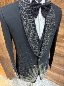 Traje de esmoquin negro para hombre con pedrería – Blazer de lujo para bodas/fiestas con solapa tipo chal con tachuelas (Conjunto de 3 piezas) - Product Image 2