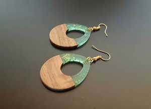 Boucles d'oreilles artisanales en résine et bois, faites à la main, style bohème, pendantes, bijoux uniques, accessoires de mode, cadeau pour femme - Product Image 2