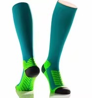 Chaussettes de compression montantes noires et grises respirantes en tricot Spandex Polyester pour la course et le sport pour adultes – Idéales pour l'été