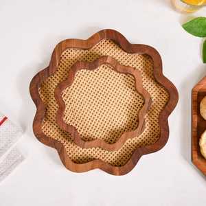 Bandeja de Servir de Madera Hecha a Mano con Forma de Flor y Base de Ratán Natural para Aperitivos, Té, Café y Decoración del Hogar - Product Image 3