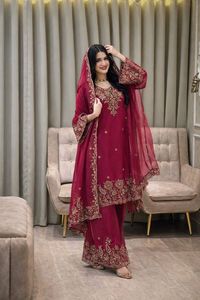 Ensemble prêt-à-porter entièrement cousu en soie Nc Moss avec broderie de fil de créateur, travail de sequins et de Zari, comprenant un haut, un pantalon Plazzo et une dupatta. - Product Image 2