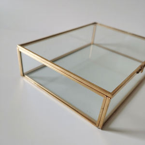 Boîte à bijoux en verre transparent de luxe moderne avec cadre en métal doré, fermeture à boucle et anneau, et couvercle en verre - Product Image 2