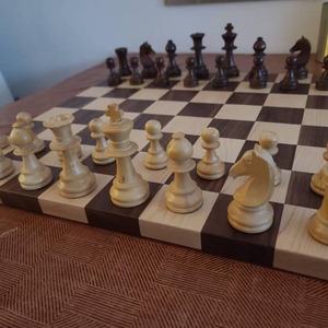 Plateau de jeu en bois massif artisanal, éco-responsable, échecs en bois faits à la main, design antique, bois moderne léger - Product Image 3