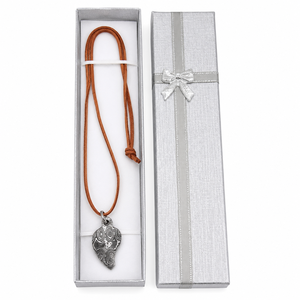 สร้อยคอจี้โลหะทำด้วยมือที่มีลวดลายนูนบนสายหนังสีน้ำตาลดีไซน์ประณีต - Product Image 6