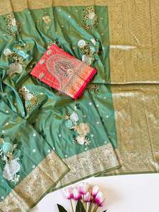 Blouse en tissu jacquard floral en soie douce de créateur, avec de belles couleurs et des perles contrastées. - Product Image 3