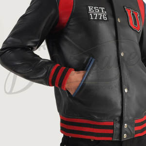 Blouson universitaire en cuir noir pour homme avec empiècements rouges aux épaules, patch personnalisé et poignets côtelés rayés - Product Image 3