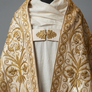 Cope Liturgique Gothique Traditionnelle Ivoire et Or, Robe d'Église Lourde Brodée Métallique - Product Image 4