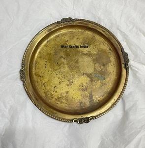 Plateau de service vintage en laiton avec bordure décorative embossée, plat décoratif traditionnel en laiton pour mariage et table à manger - Product Image 1