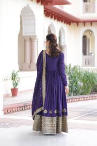 Robe en soie Vichitra avec broderies pour femmes - Product Image 4