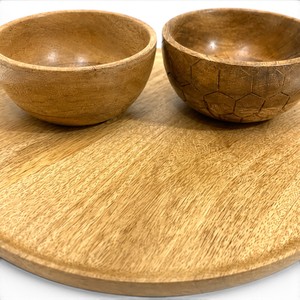 Plateau de service rond en bois artisanal avec bols |   Ensemble de service en bois pour collations et sauces |   Plateau rond multifonctionnel - Product Image 3
