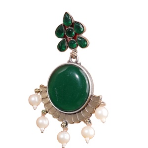 Pendientes Étnicos Tradicionales Estilo Jhumka de Latón Oxidado Hechos a Mano ARTS JEWELS con Engaste de Bisel y Piedra Verde, Bañados en Plata Antigua - Product Image 1