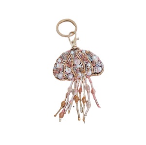 Élégant porte-clés brodé de perles de rocaille, accessoire tendance, breloque perlée à la mode - Product Image 3