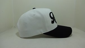 Casquette de baseball personnalisée en gros avec logo, 5 panneaux, profil moyen, visière pré-courbée, structurée avec logo brodé en 3D - Product Image 4