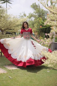 Conjunto de Lehenga Romano de Diseñador con Encaje de Lentejuelas Gota y Bordado Gamthi para Mujer - Product Image 1