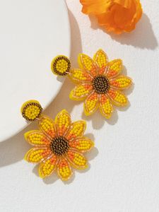 Boucles d'oreilles majestueuses en perles de verre pour une apparence festivement élégante, avec des motifs de perles complexes et une construction durable - Product Image 2