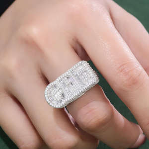 Anillo de Moissanita GPE Personalizado con Letra, para Mujer, con Inicial de Baguette, Banda Clásica de Plata Sólida Bañada en Oro Amarillo, Estilo Hip Hop - Product Image 1