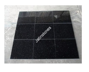 Plan de travail en granit noir Galaxy, surface en pierre naturelle polie pour cuisine et salle de bain, intérieur élégant, stylé et contemporain - Product Image 1
