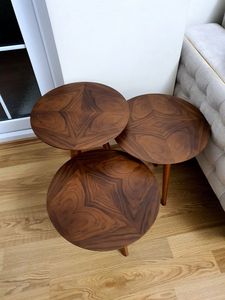 Mesa de centro de madera maciza con acabado natural, diseñada para una elegante disposición en la sala de estar. - Product Image 3