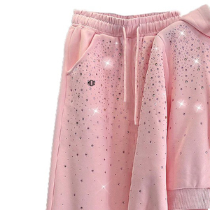 ชุดเซ็ตเสื้อฮู้ดดี้โอเวอร์ไซส์สีชมพูประดับคริสตัลทั้งตัว พร้อมกางเกงขายาวทรงบาน ระบายอากาศได้ดี ขายส่ง รับผลิตตามแบบ OEM - Product Image 3